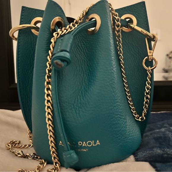 Elegant and Sophisticated Design. Cream material and match with everything. - Picture 5 of 5